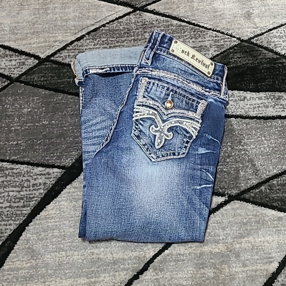 ROCK REVIVAL RUELLA EMBROIDERED RHINESTONES EASY-FIT DENIM CAPRI JEAN